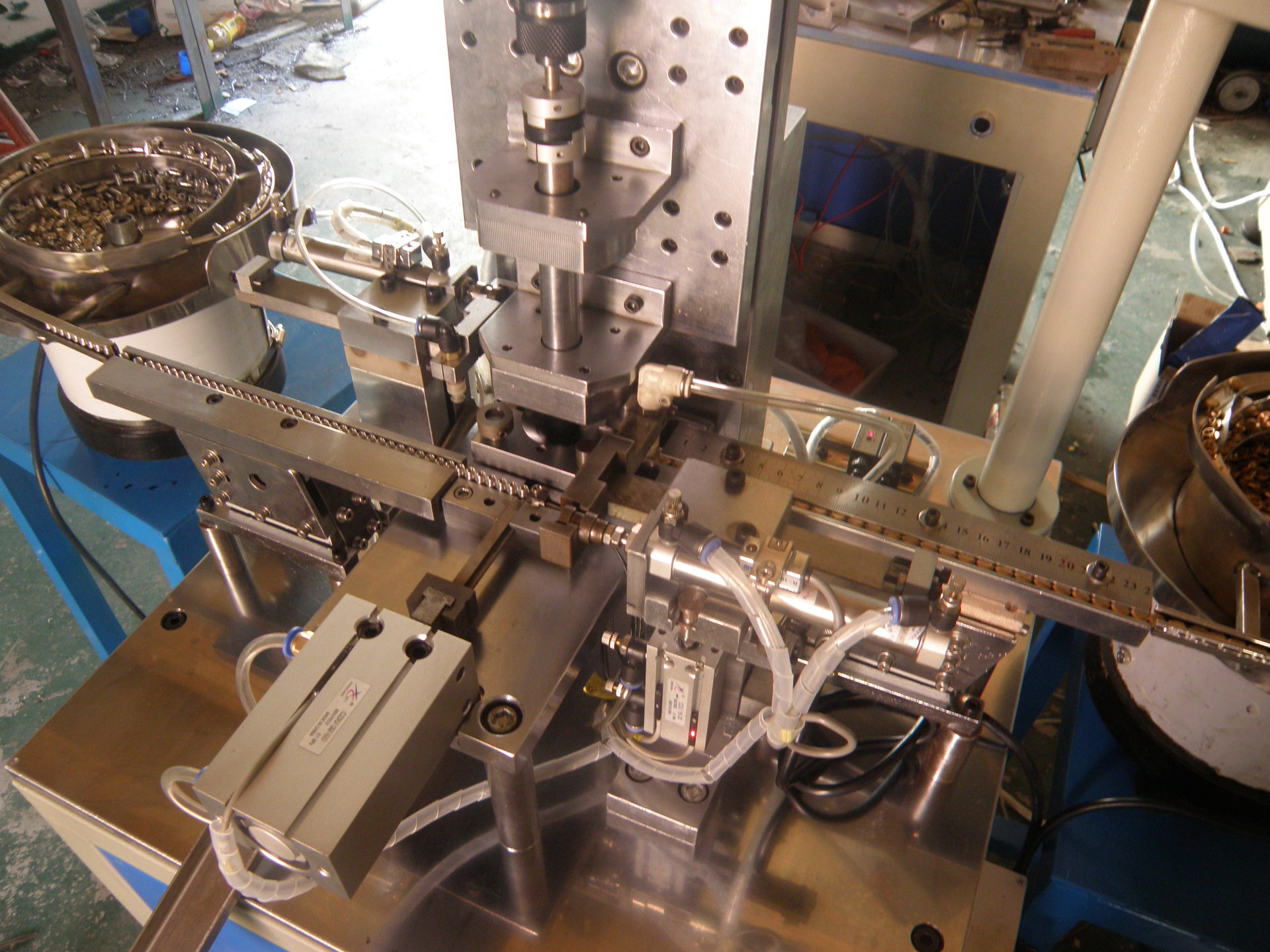 高效自動化解決方案 自動擰螺絲機(jī)的價(jià)格、廠家及優(yōu)勢解析